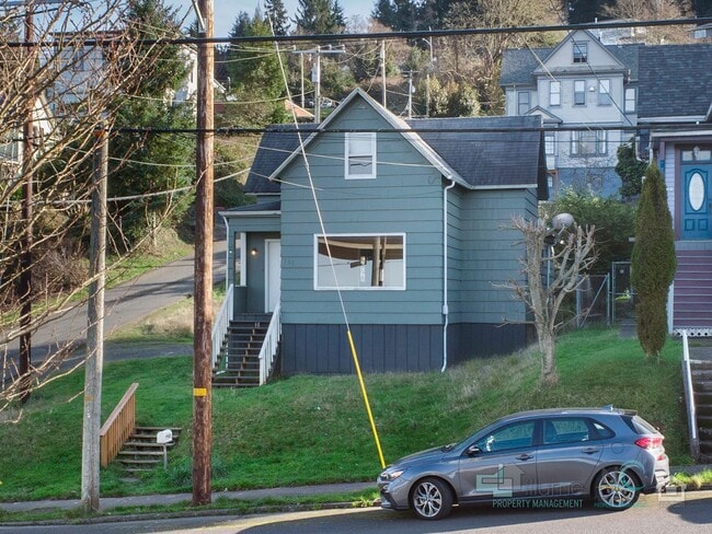 Building Photo - $500 OFF Special - Beautiful 4 Bed/1 Bath Home in Astoria