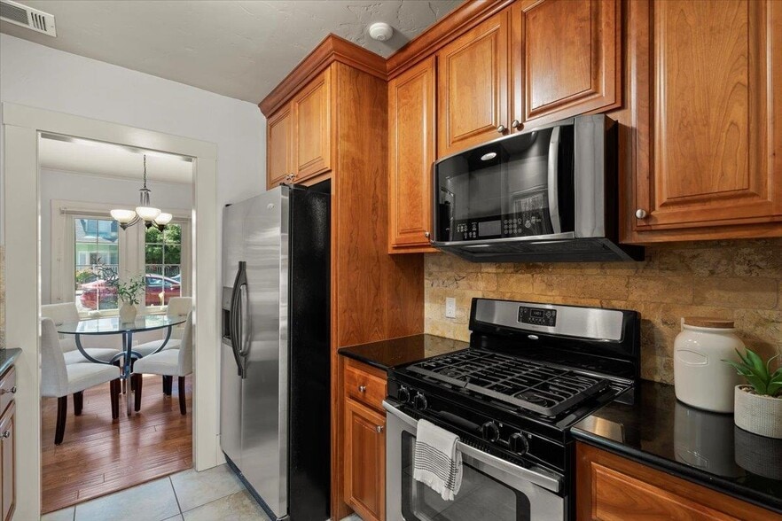 Building Photo - 1375 Magnolia Ave