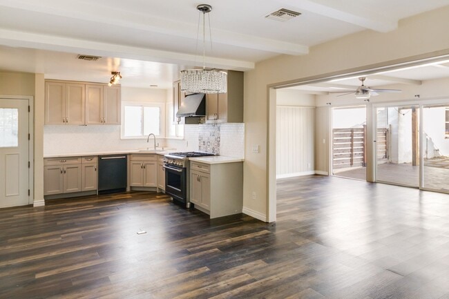 Building Photo - Beautifully Remodeled 4 Bed / 2 Bath Home in Prime Inglewood — Detached Garage + Spacious Yard