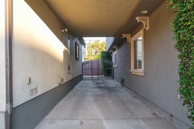 Building Photo - 4356 Kingswell Ave