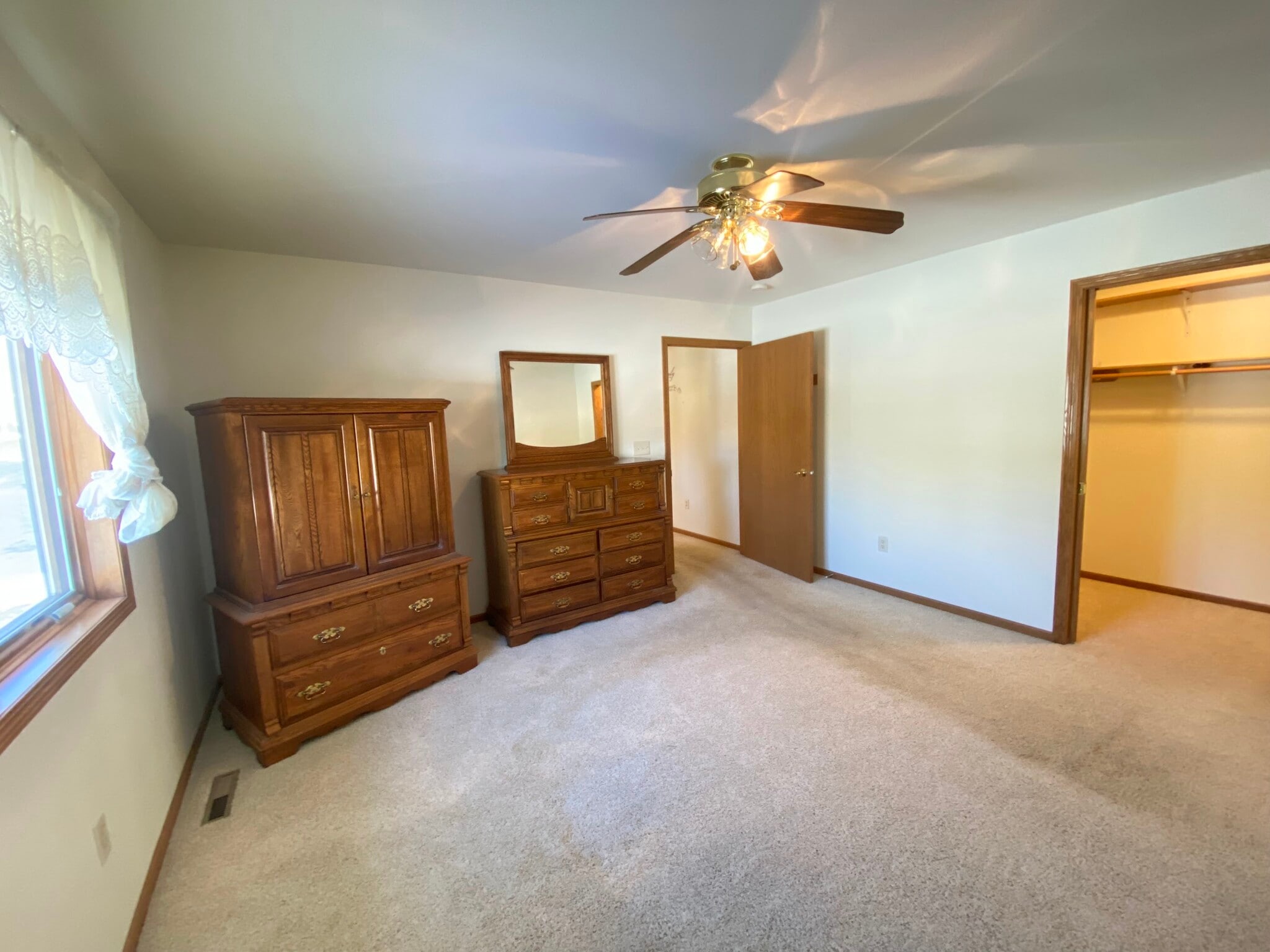 Building Photo - 303 Crestwood Ln