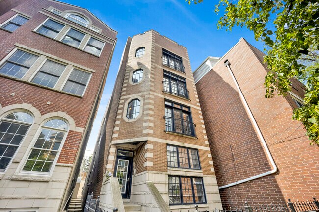 Building Photo - 911 W Roscoe St