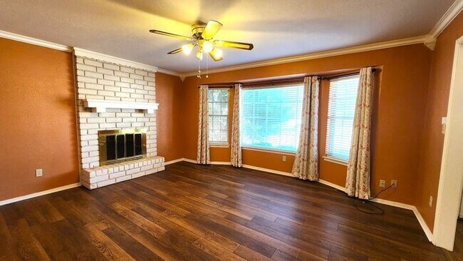 Building Photo - Beautiful 3 Bed 2 Bath Corner Lot