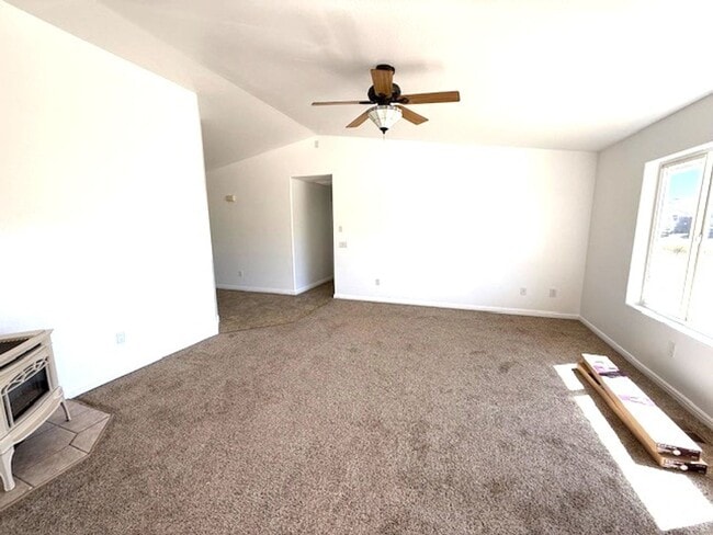 Building Photo - 3 bedroom house in Spring Creek with garage