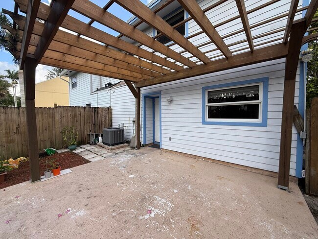 Building Photo - 9243 Green Meadows Way