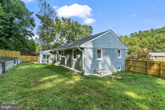 Building Photo - 5822 Brookview Dr