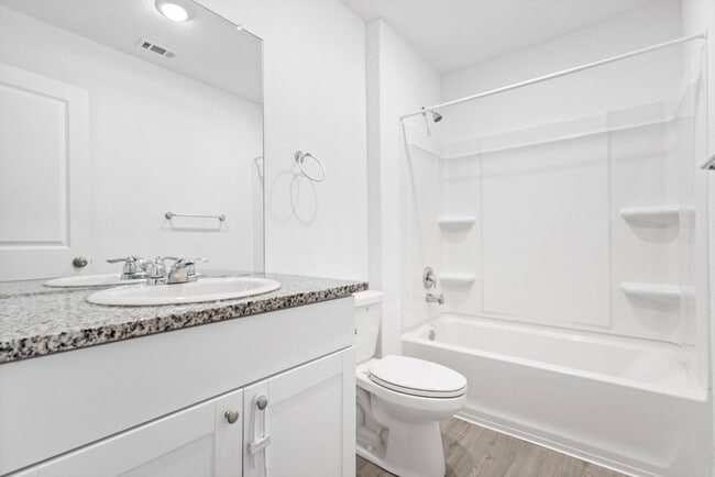 Building Photo - Charming Home Awaits: Spacious & in a Prime Location