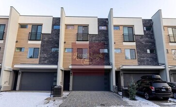 Building Photo - Beautiful Townhome by the Truckee River- K...