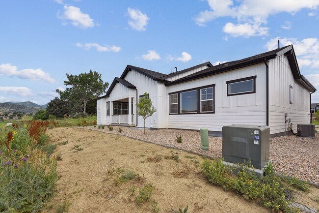 Building Photo - Gorgeous Ranch with 4 BR/3 1/2 Baths in Li...