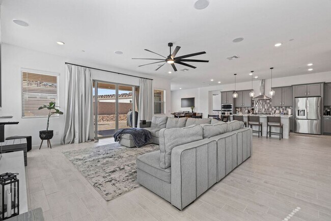 Building Photo - Newer Single Story 5 Bedroom 3 Bath Home in Vail