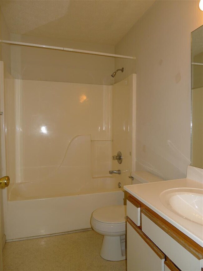 Building Photo - 1600 Alexandria Dr