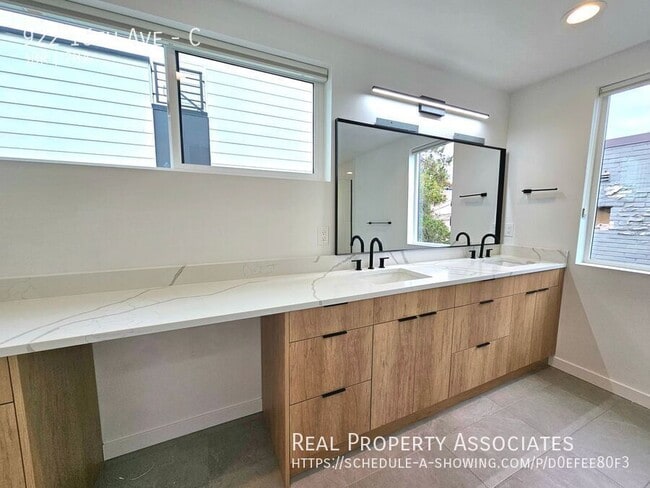 Building Photo - 922 16th Ave