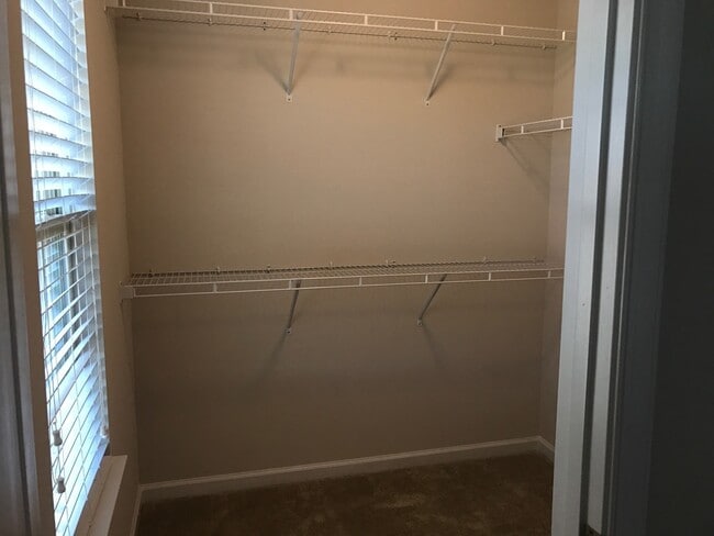 Building Photo - 3bed/2.5ba townhome Ideally Located betwee...