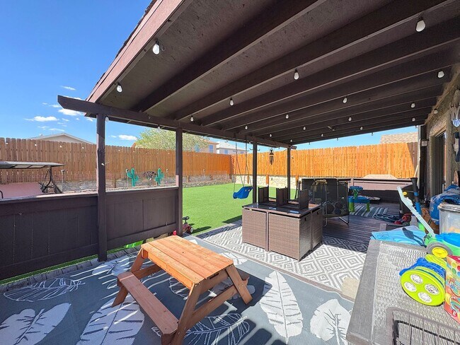 Building Photo - East El Paso 4 bed Refrig A/C w/Gorgeous L...