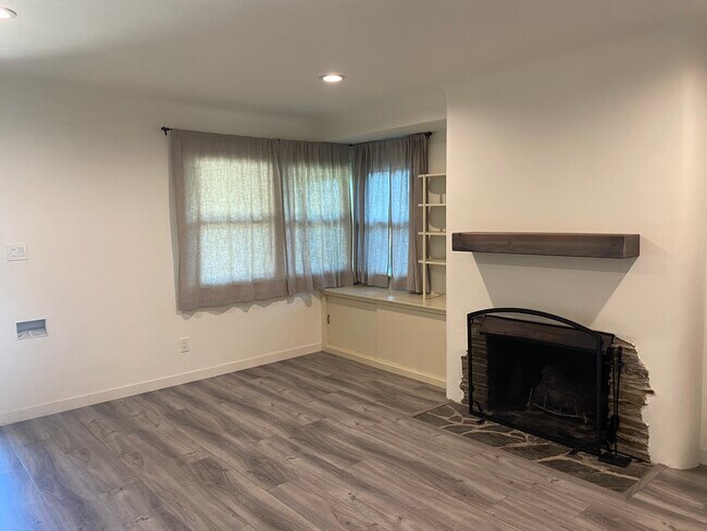 Building Photo - 1523 N Grand Oaks Ave