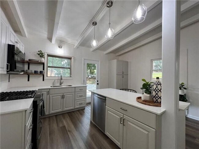 Building Photo - 2956 Monterey Dr