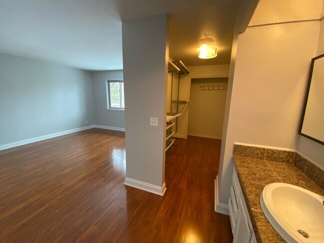 Building Photo - 4 Bed 3.5 Bath Wonderland Hill Townhouse