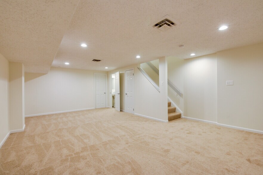 Building Photo - 307 Guilford Ct