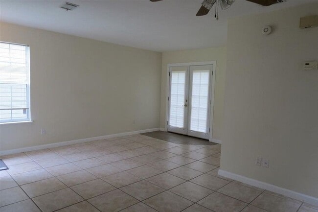 Building Photo - Awesome Townhouse with a Garage!