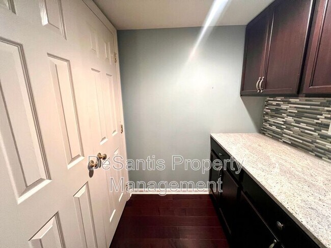 Building Photo - 945 Montclair Dr