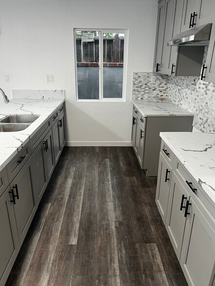 Building Photo - 2116 Zoe Ave