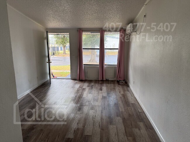 Building Photo - Crest Villas Studios Available NOW! Ask ab...