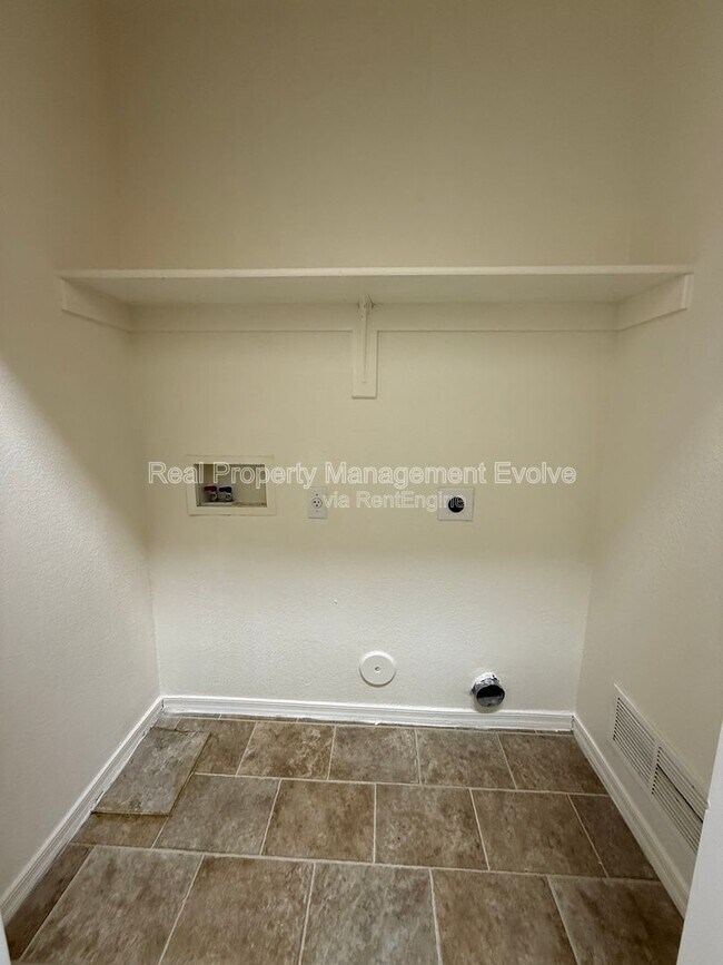 Building Photo - 3454 E Juanita Ave