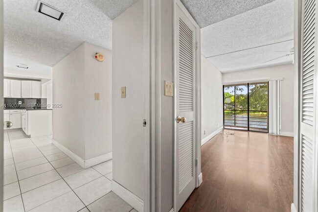 Building Photo - 2311 S Cypress Bend Dr