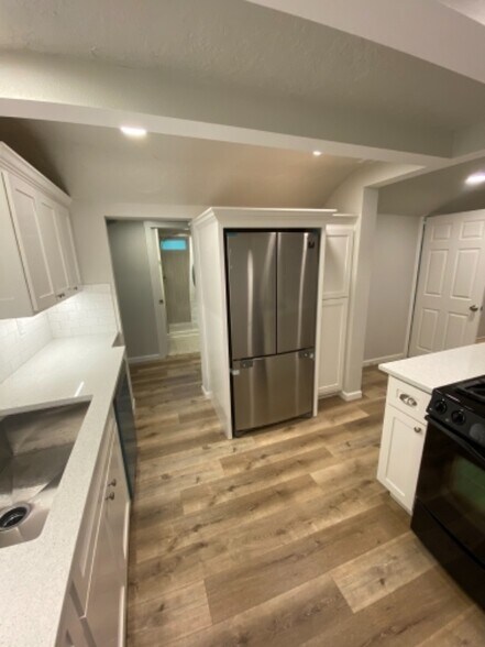 Building Photo - 21255 Willamette Dr
