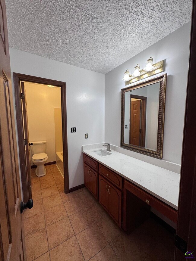 Building Photo - 111 Rainbow Ave