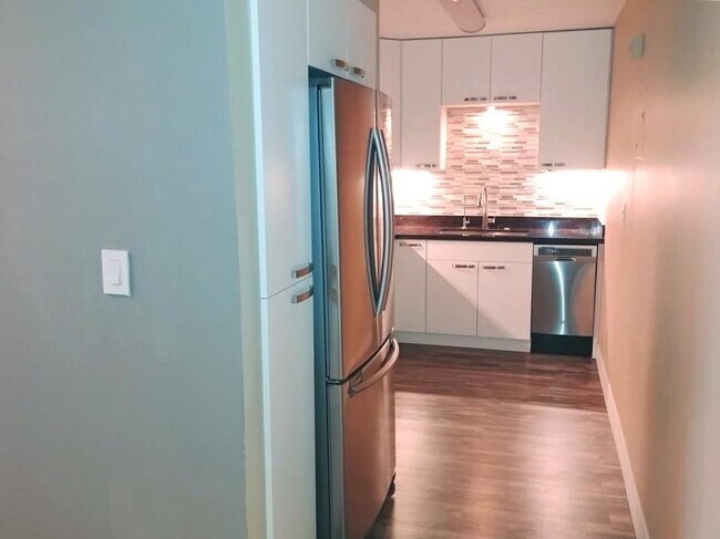 Building Photo - 12 NE 19th Ct