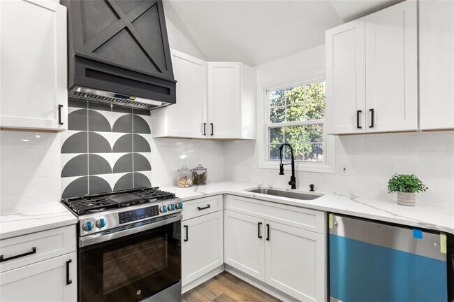 Building Photo - 1349 Lockhaven Cir SW