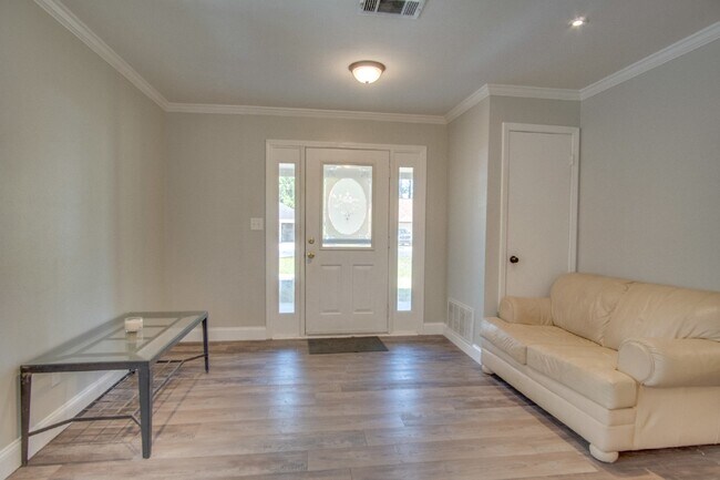 Building Photo - Modern and updated 3/ 2 bath ranch home in Old Hickory Subdivision of SW Pensacola Near NAS and P...