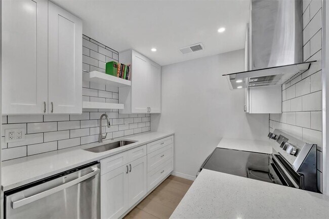 Building Photo - 650 Pinellas Point Dr S