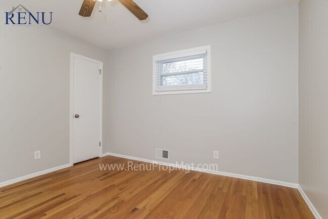 Building Photo - Available NOW! 3 bedroom Ranch Style Home ...