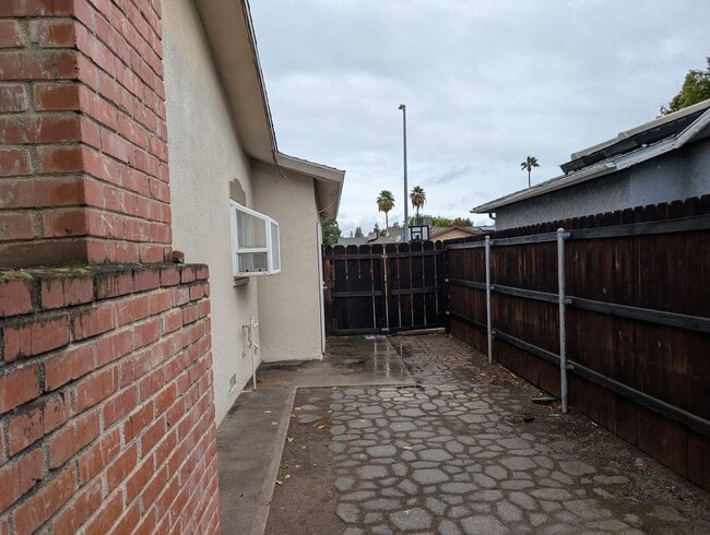 Building Photo - Nice 3 bedroom 2 bathroom Clovis home with modern updates, a nice floor plan and solar. Clovis co...