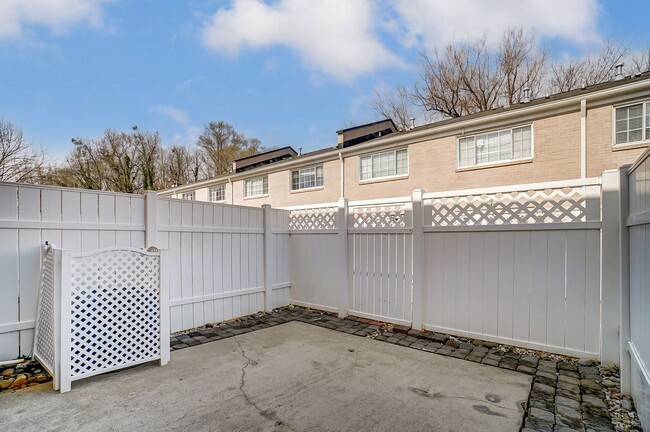 Building Photo - Charming Townhome in Sought-After Williams...