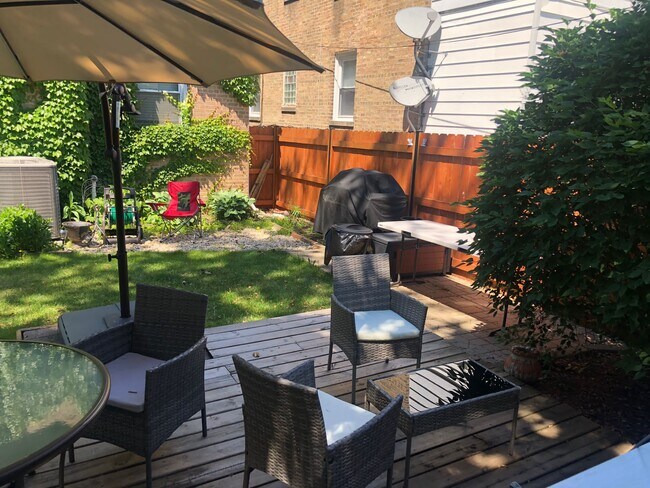 Building Photo - 2717 W Rascher Ave