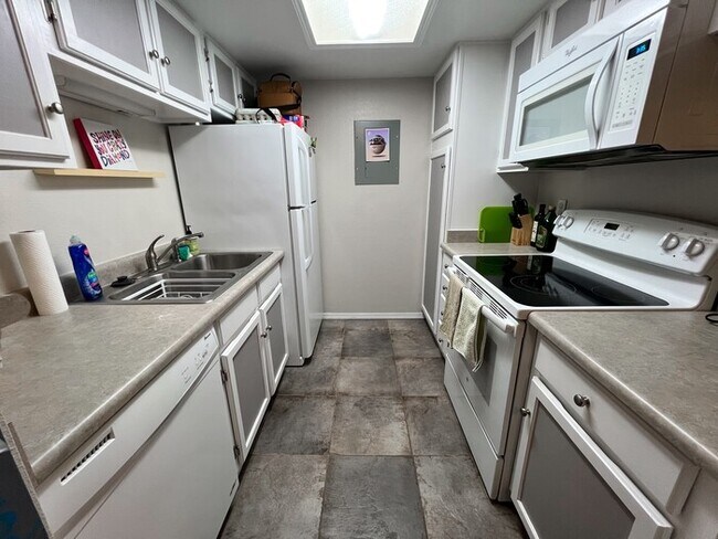 Building Photo - Great Unit.  Come see it!!!  Bright and Open with spacious 1 bed, 1 bath end unit with outdoor deck.