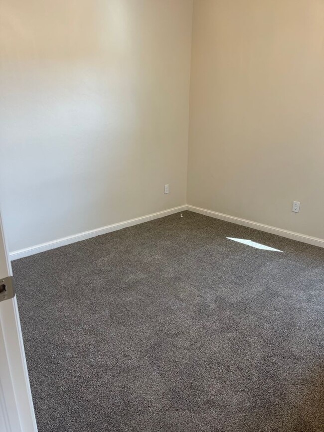 Building Photo - 3 bedroom duplex in Newcastle