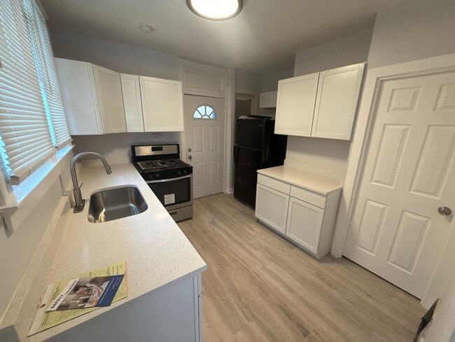 Building Photo - Available Now - Single Family House 5 Bedroom 2 Bath located in Roseland Area