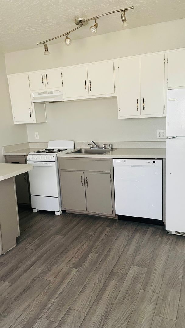 Building Photo - Studio with On site laundry! No Deposit Re...