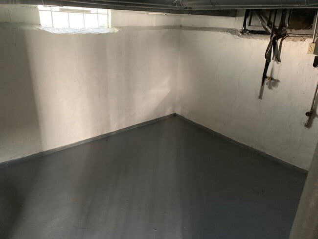 Building Photo - 3 Bed 1.5 Bath Colonial