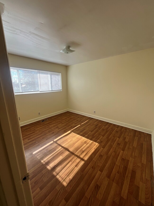 Building Photo - Two-Bedroom Apartment in Salt Lake!