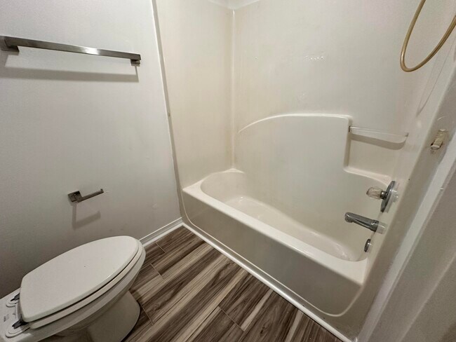 Building Photo - 308 Island Dr