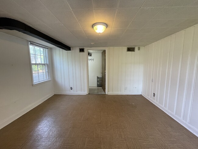 Building Photo - 105 Roberts Ave