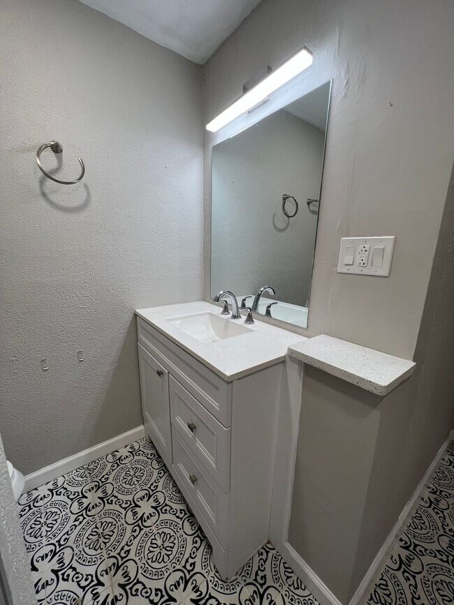 Building Photo - Spacious 3 Bed/1.5 Bath Home in Overbrook ...