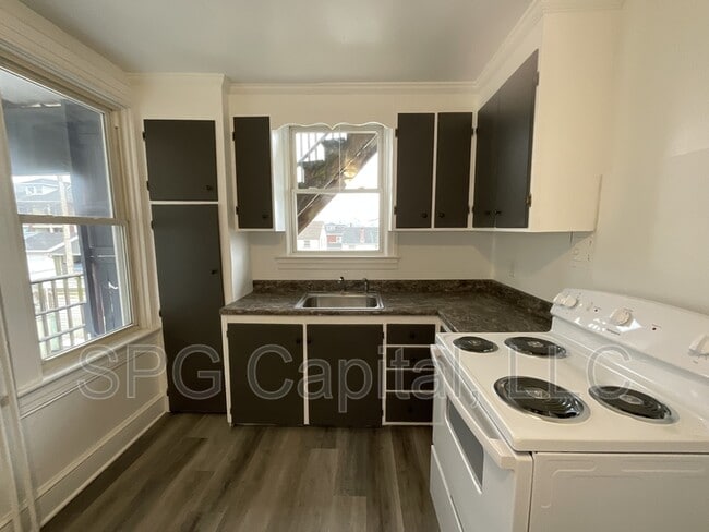 Building Photo - 932 W Princess St