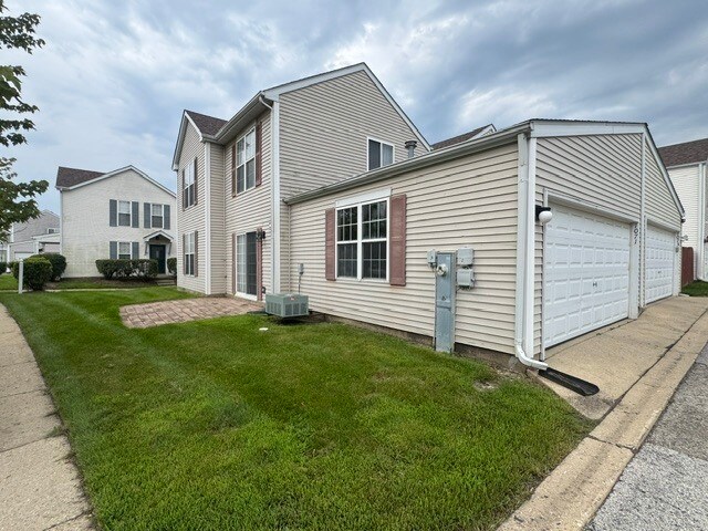 Building Photo - 1071 Symphony Dr