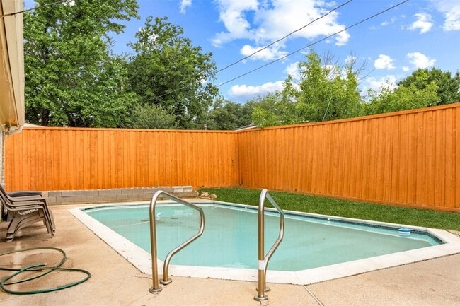 Building Photo - 301 Hallmark Dr